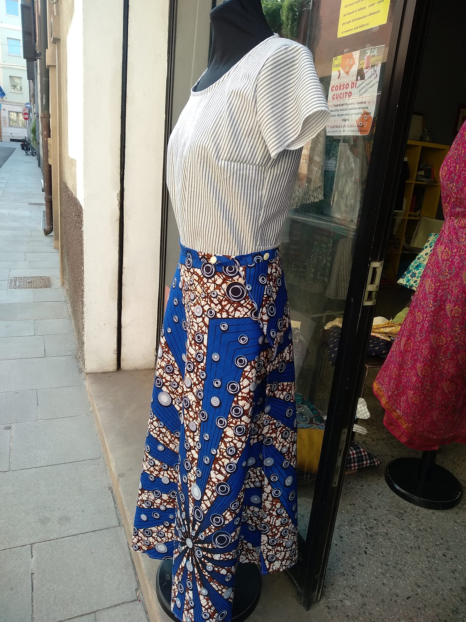 gonna a portafoglia e blusa a righe