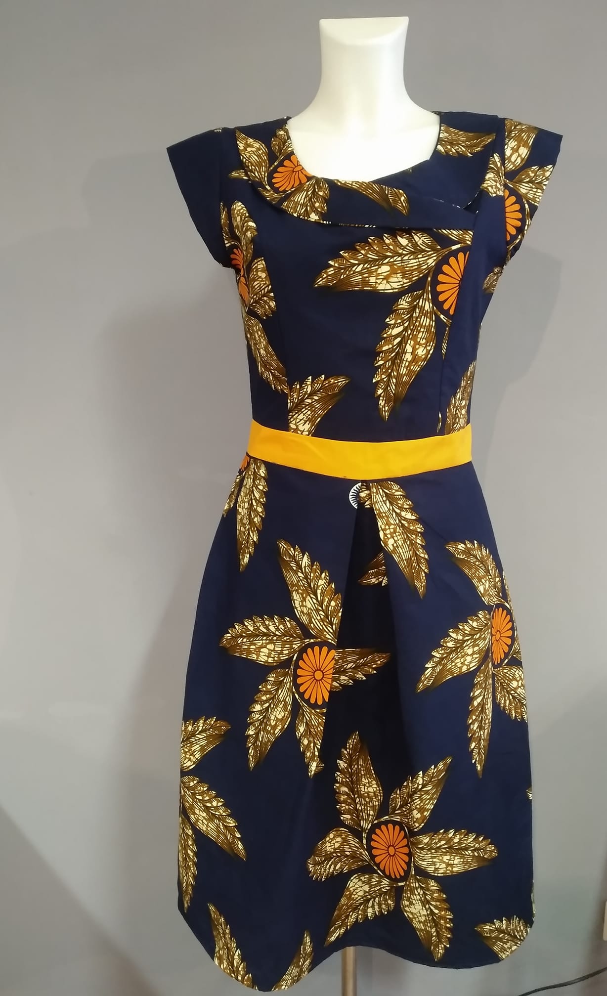 vestito con scollo anni '50