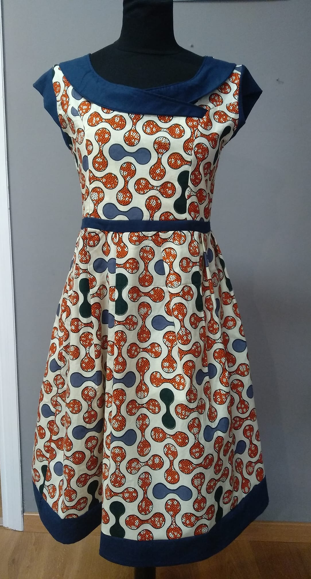 vestito con tessuto wax  e scollo anni 50