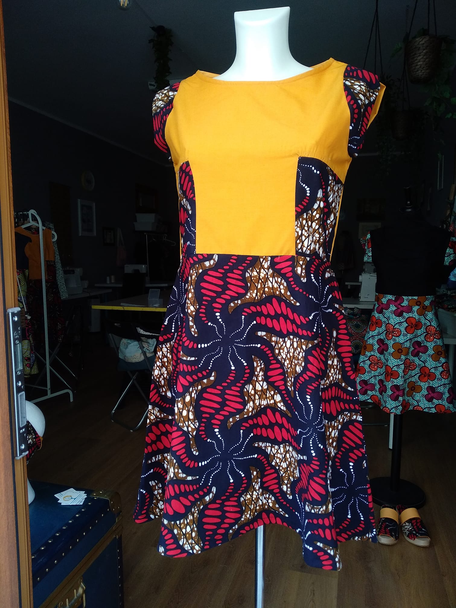 vestito in tessuto wax e giallo ocra