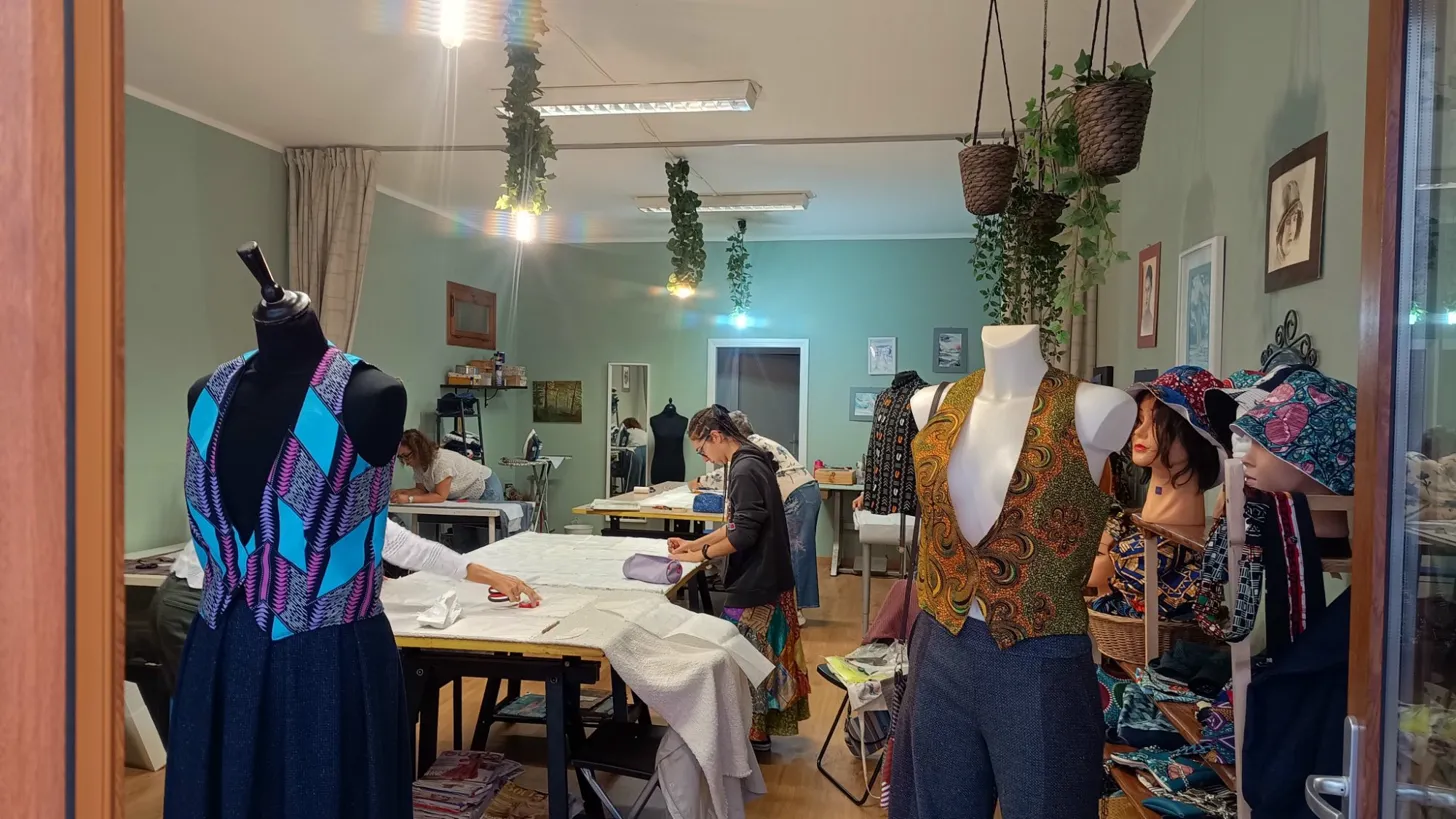 Corso di cucito: capo in fase di rifinitura