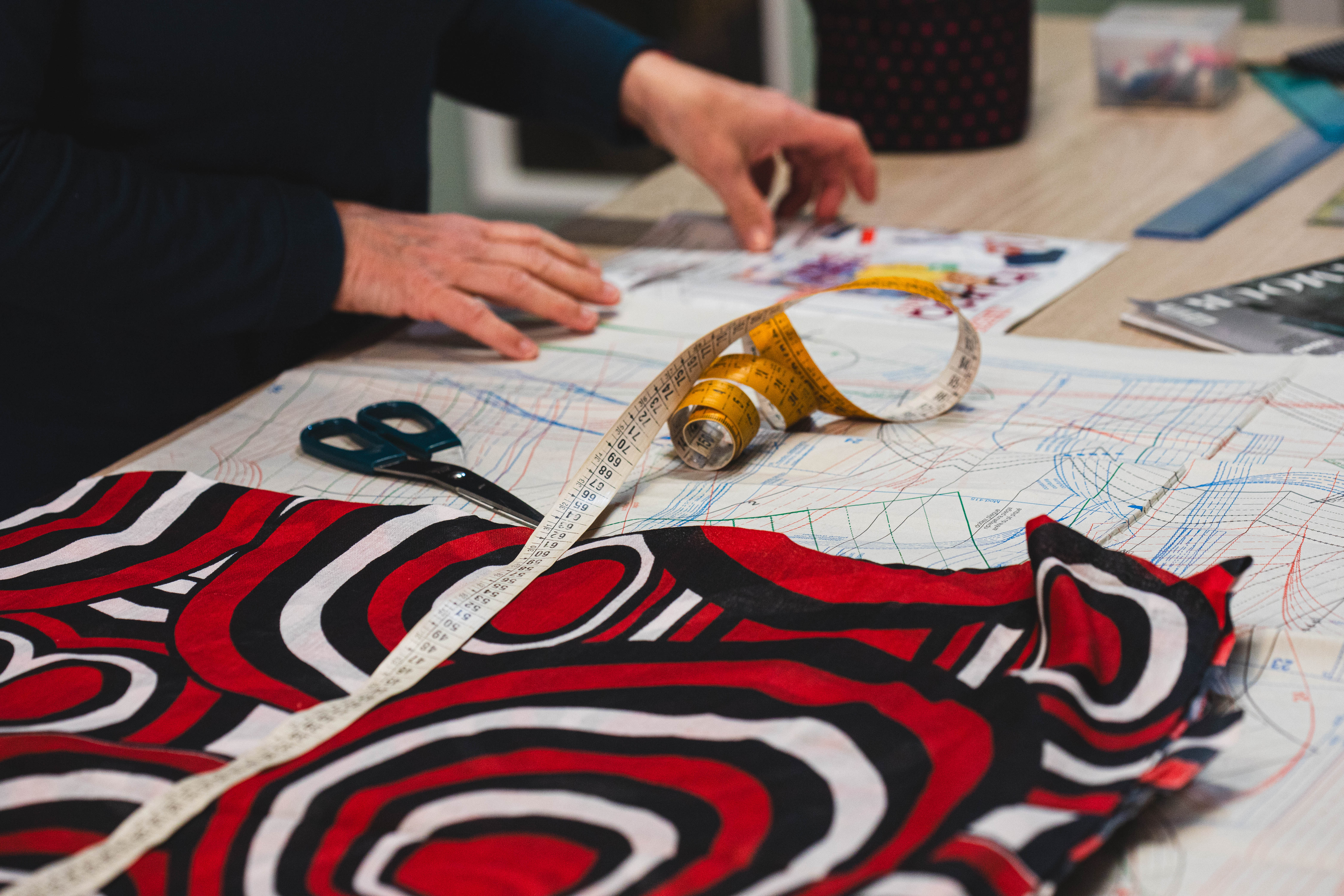 Corso di cucito: partecipante alla macchina da cucire