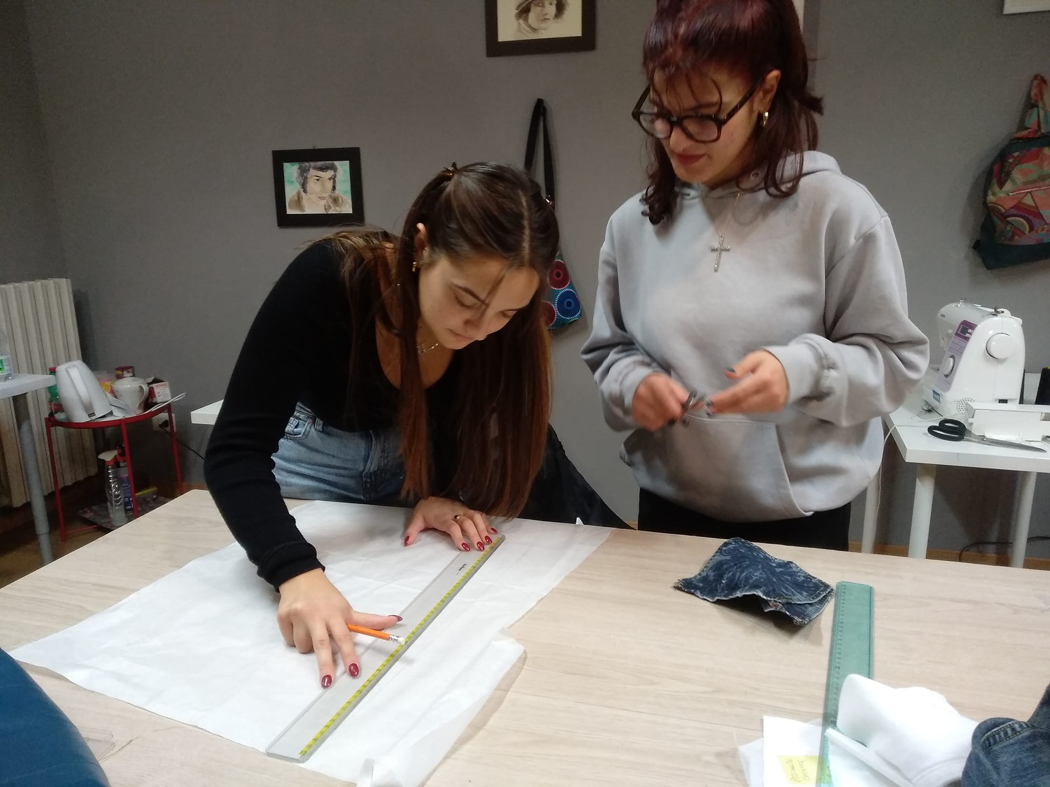 Corso di cucito: lavorazione su tavolo da taglio