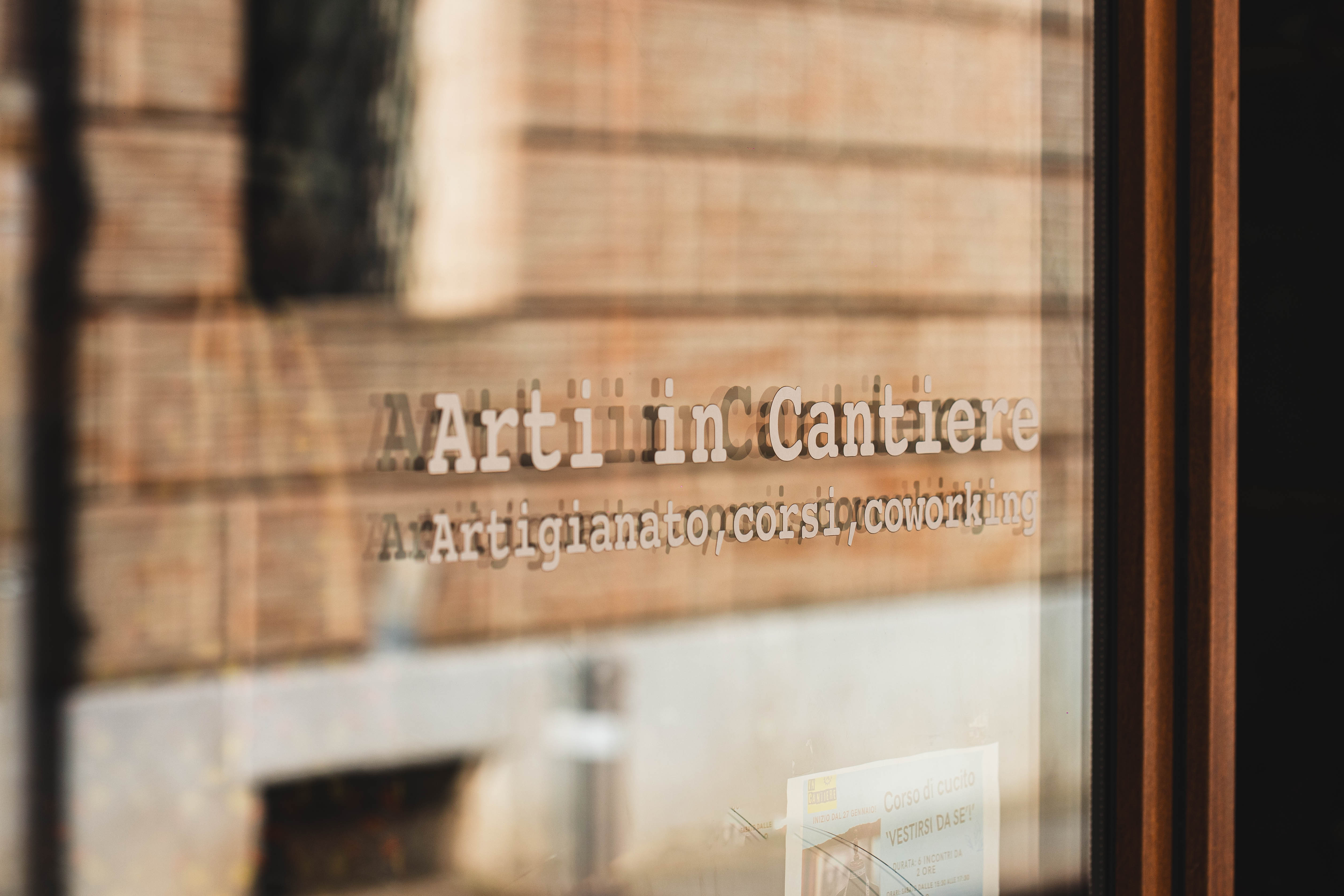 Vetrina esterna con il nome Arti in Cantiere